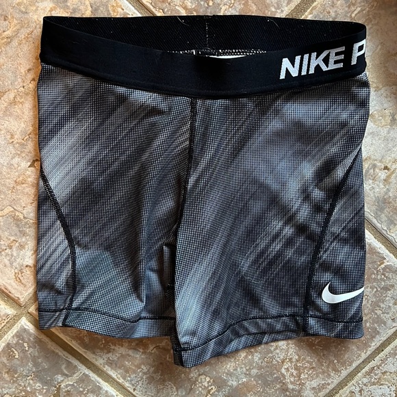 Nike Pros - Picture 1 of 2